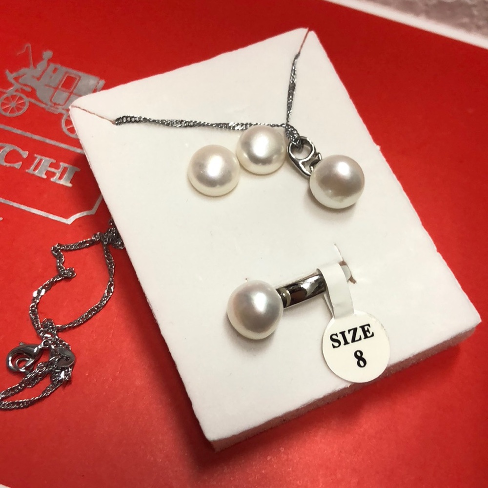 Classic and real pearls jewelry set. New!